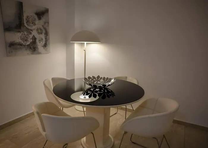 Cozy 2 Bdr Free Parking Wifi *