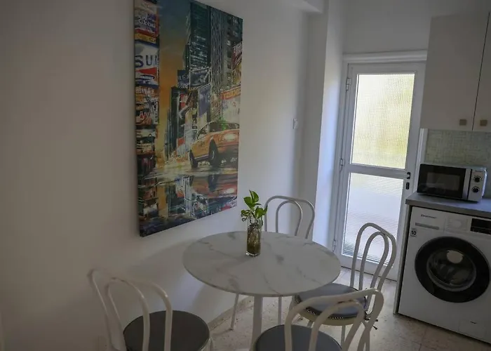 Cozy 2 Bdr Free Parking Wifi 尼科西亚